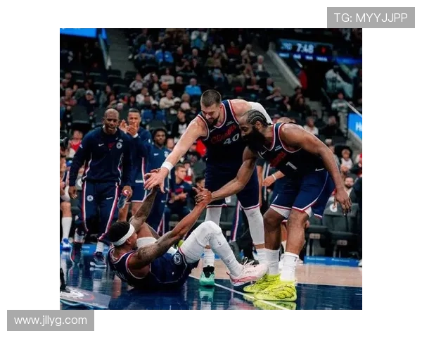 快船训练营首日祖巴茨与洛佩斯亲密互动击掌致意瞬间引发关注